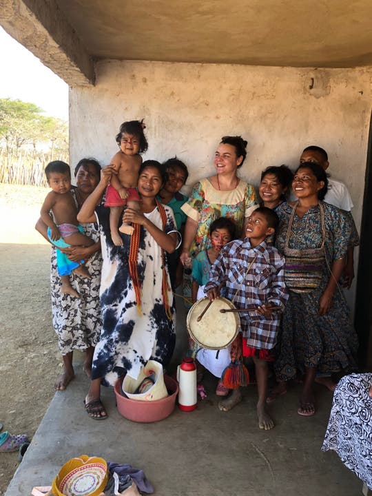 «Ihre Armut ist gross»: Katherine Klemenz mit Wayuu-Familien, die sie unterstützt.