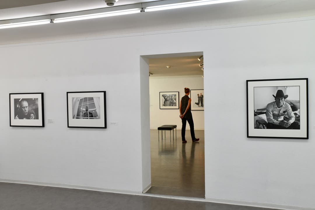 Blick in die Ausstellung im Kunstmuseum, wo Fotografien von Harry Benson zu sehen sind.