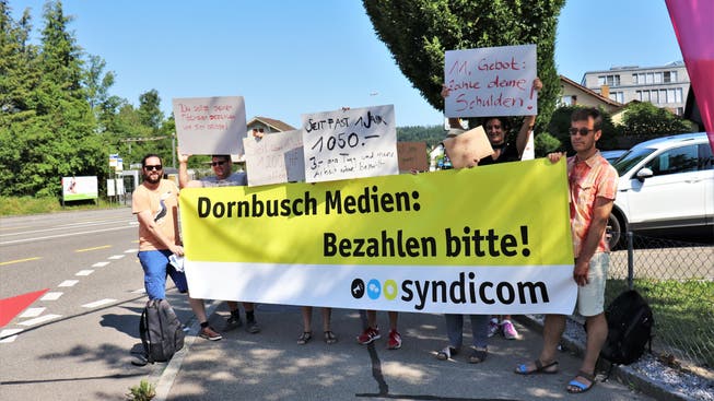 Freischaffende Journalisten protestieren mit der Gewerkschaft Syndicom vor der Dornbusch Medien AG in Dättwil.
