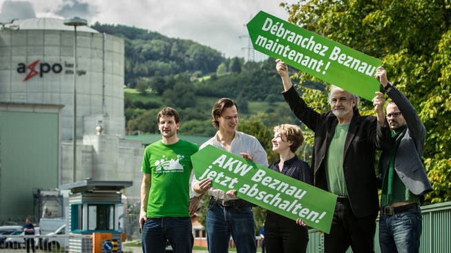 Grüne um Nationalrätin Irène Kälin (Mitte) fordern 2014, das AKW Beznau nach 45 Betriebsjahren abzuschalten.
