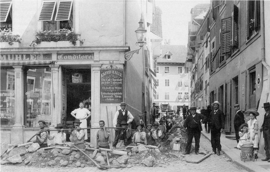 Die Aufnahme aus dem Buch «Brugg – Tradition – Vision» zeigt eine Kabelverlegung in Solothurn im Jahr 1906.