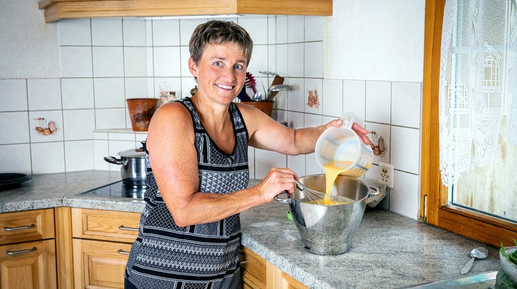 Vreni Hüberli in ihrer Küche in Ennetbühl, wo sie gerne traditionelle Gerichte zubereitet. (Bild: SRF/Ueli Christoffel)