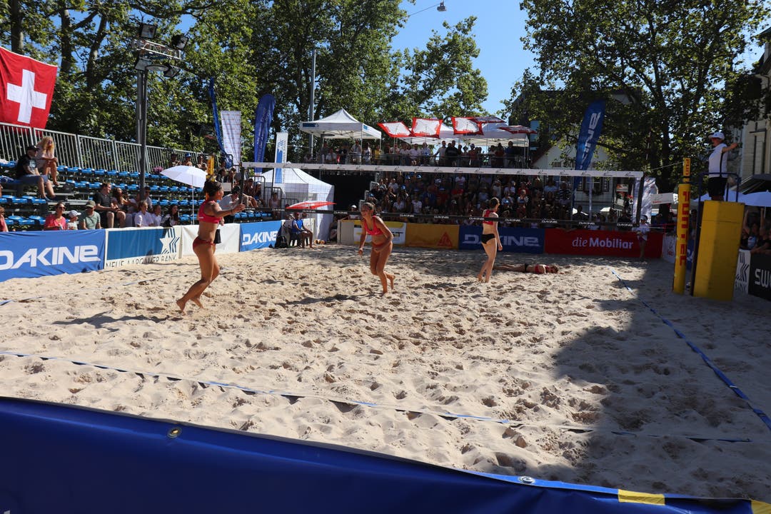 Beachvolley in Baden Julia Künzler, Talent des Volleyballclubs Kanti Baden, schaffte es mit ihrer Partnerin Anouk Kressler bis ins U17-Finale (beide hinten). Dieses verloren sie aber am Ende.