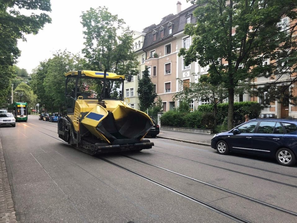 Basel, 5. August: Ein 27-Jähriger entwendet eine Asphaltiermaschine und beschädigt damit mehrere parkierte Fahrzeuge.