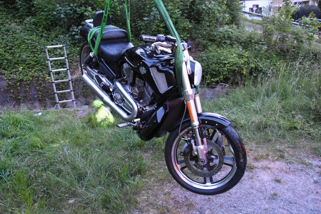 St.Margrethen SG, 10. Mai: Mit diesem Motorrad stürzt ein 43-jähriger Lenker in einer Rechtskurve in einen Bach. (...)