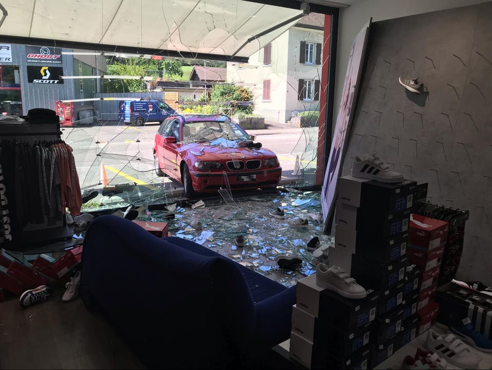Liestal, 9. August: Eine Autofahrerin wollte vor einem Sportgeschäft parkieren und raste stattdessen aus noch nicht restlos geklärten Gründen in das Schaufenster. Verletzt wurde niemand.