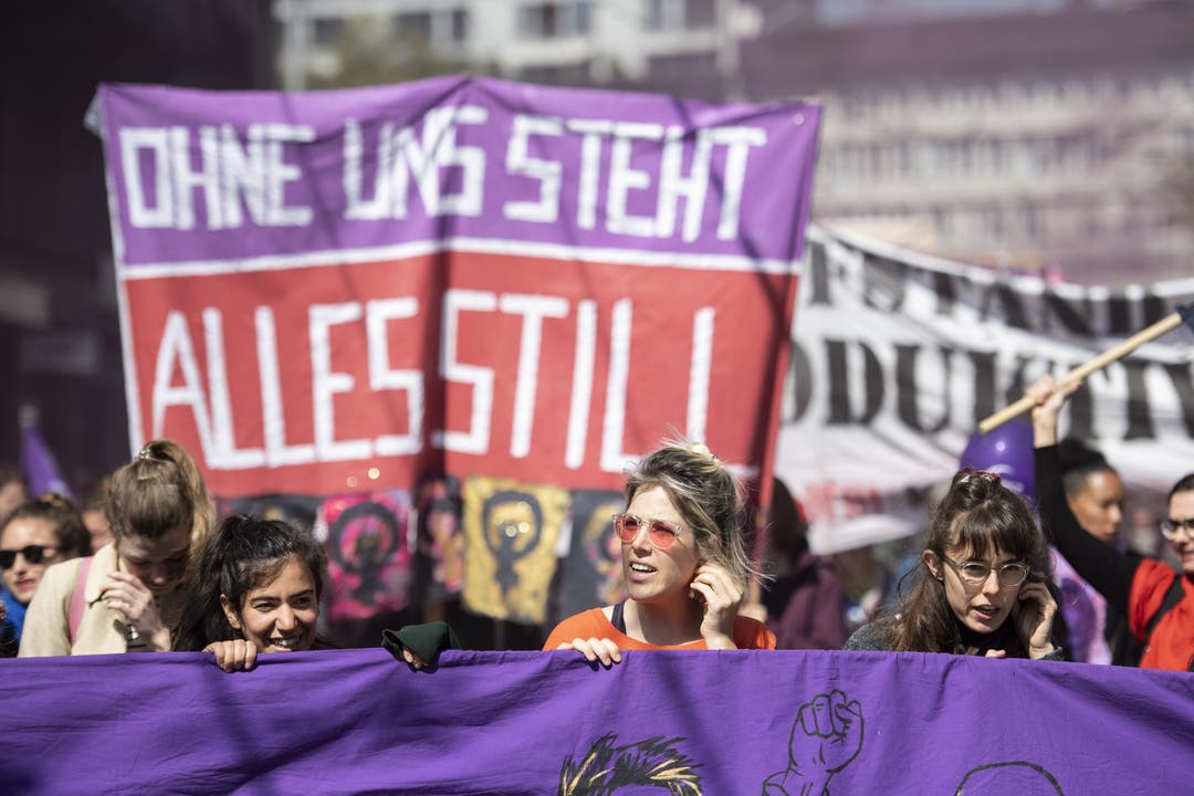 Der 1.Mai im Zeichen des Frauenstreiks. Kundgebungsteilnehmer laufen am traditionellen 1. Mai-Umzug 2019, am Tag der Arbeit im Zeichen des Frauenstreiks in Zürich.
