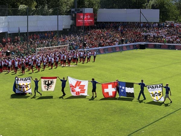 Schlussfeier: Fallschirmspringer brachten die Aarauer Stadtfahne, die Fahne des Schweizerischen Turnverbandes, die Schweizer und die Aargauer Flagge ins Brügglifeld.
