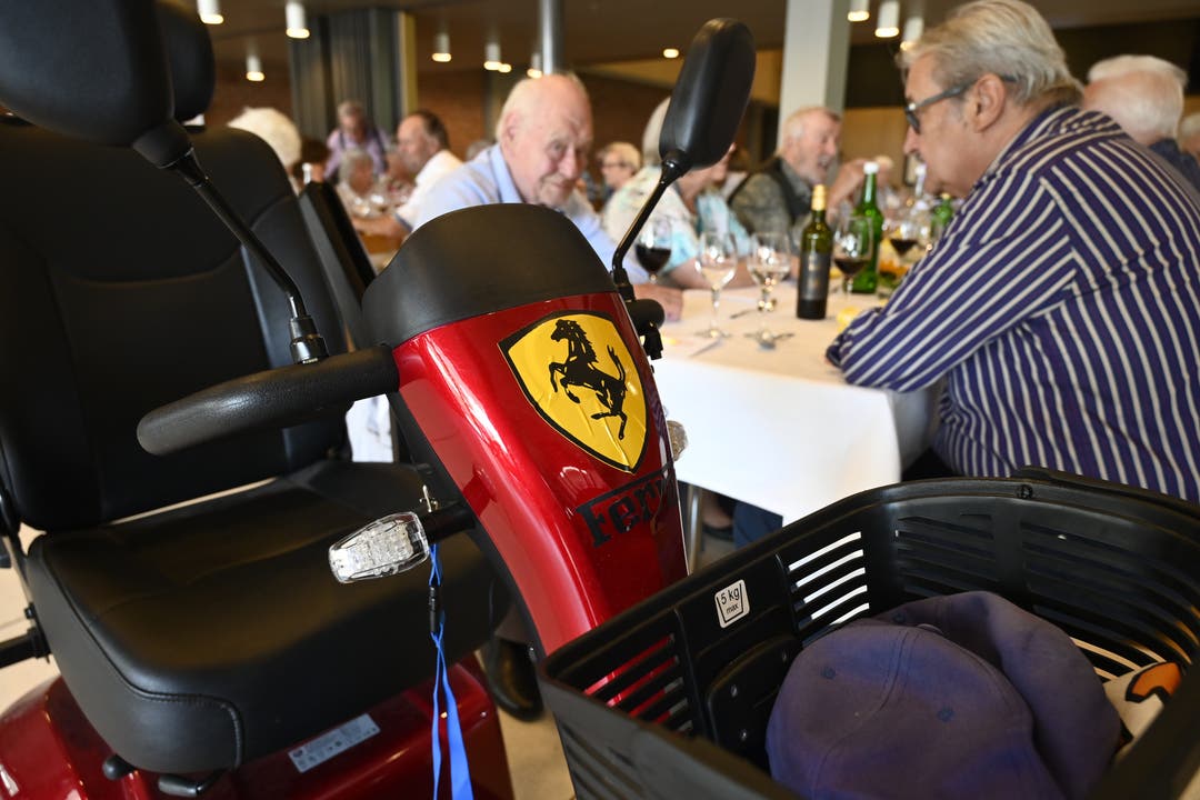  Da steht ein Ferrari im Foyer.