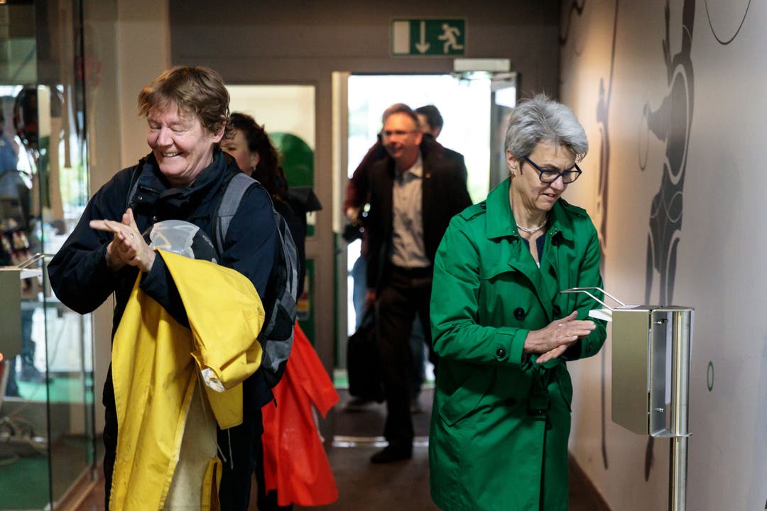 Wer in die Halle will, muss zuerst Hände desinfizieren. Im Bild: Barbara Wyss Flück (Grüne) und Vreni Meyer (FDP).