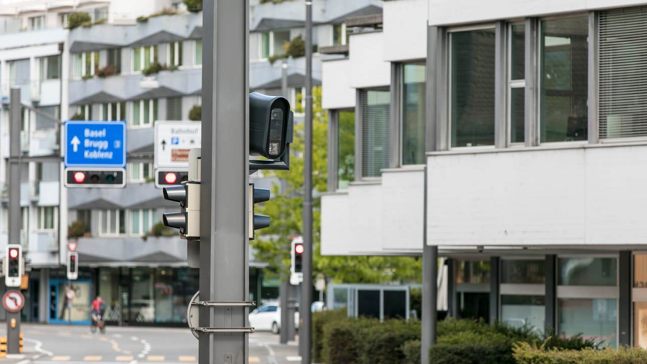Bei der Gstühl-Kreuzung in Baden hängt auf beiden Strassenseiten je ein Blitzkasten.