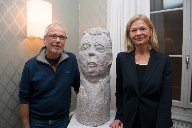 Alois Herger und Heidi Specogna mit der Steinskulptur von Pepe Mujica.