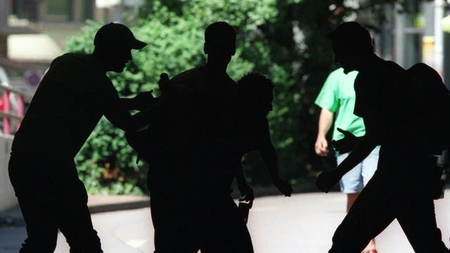 Ein 18-jähriger Schweizer ist am Montagmorgen am Stadelhoferplatz von fünf Unbekannten angegriffen worden. (Symbolbild)