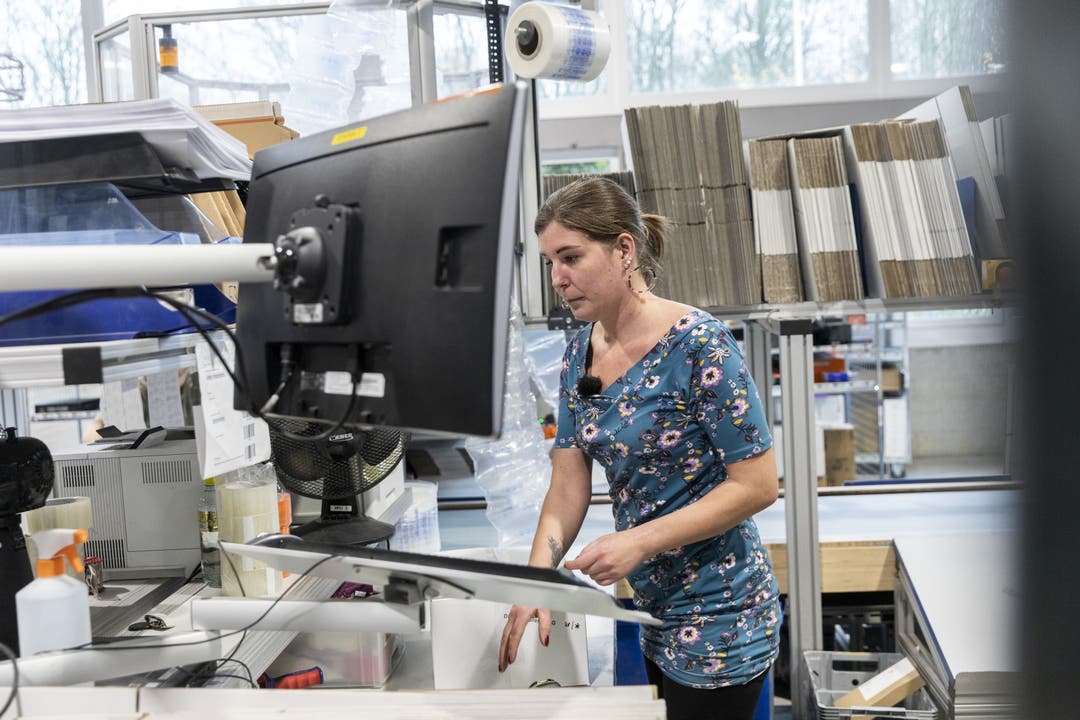  Nadine Eichkorn arbeitet in der Handverpackung im Digitec Galaxus Logistikcenter Wohlen