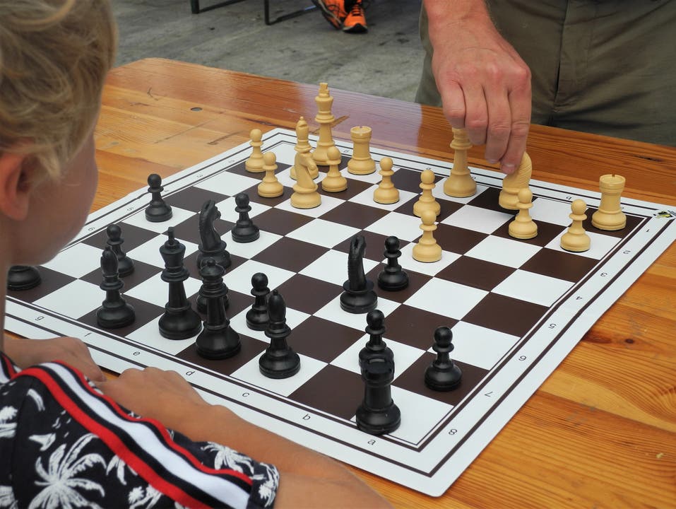 Peter Pfiffner hat kaum Zeit, seine Züge zu überlegen. Doch er hat jahrelange Erfahrung im Schachspielen.