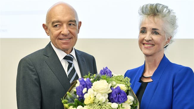 Siegerlächeln: Der mit einem Topresultat wiedergewählte Ständerat Daniel Jositsch (SP) nimmt von der Zürcher Regierungspräsidentin Carmen Walker Späh (FDP) Blumen entgegen. Bild: Keystone