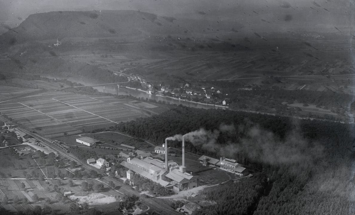Auf dieser Luftaufnahme, die zwischen 1918 und 1937 entstanden ist, sieht man das Zementwerk Siggenthal Station.