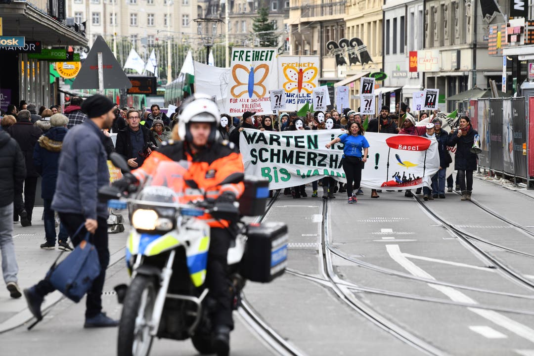 «Re-Re-Regularisierung!», skandierten die gegen 200 Sans-Papiers und Sympathisanten, die am Donnerstag in Basel demonstrierten.