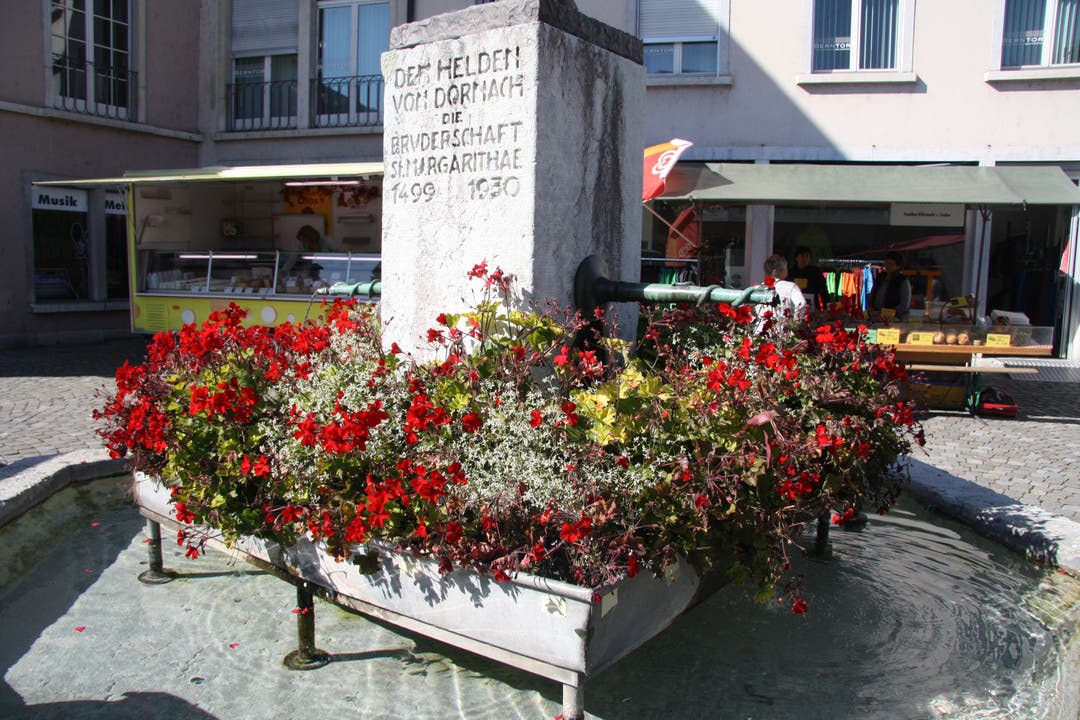  Der Dornacherbrunnen gibt die ideale Märet-Kulisse auf den Rossmarktplatz ab.