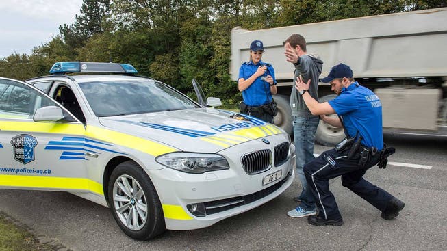 Bei einer Kontrolle gehen Kantonspolizei und Grenzwache drei mutmassliche Einbrecher ins Netz. (Symbolbild)