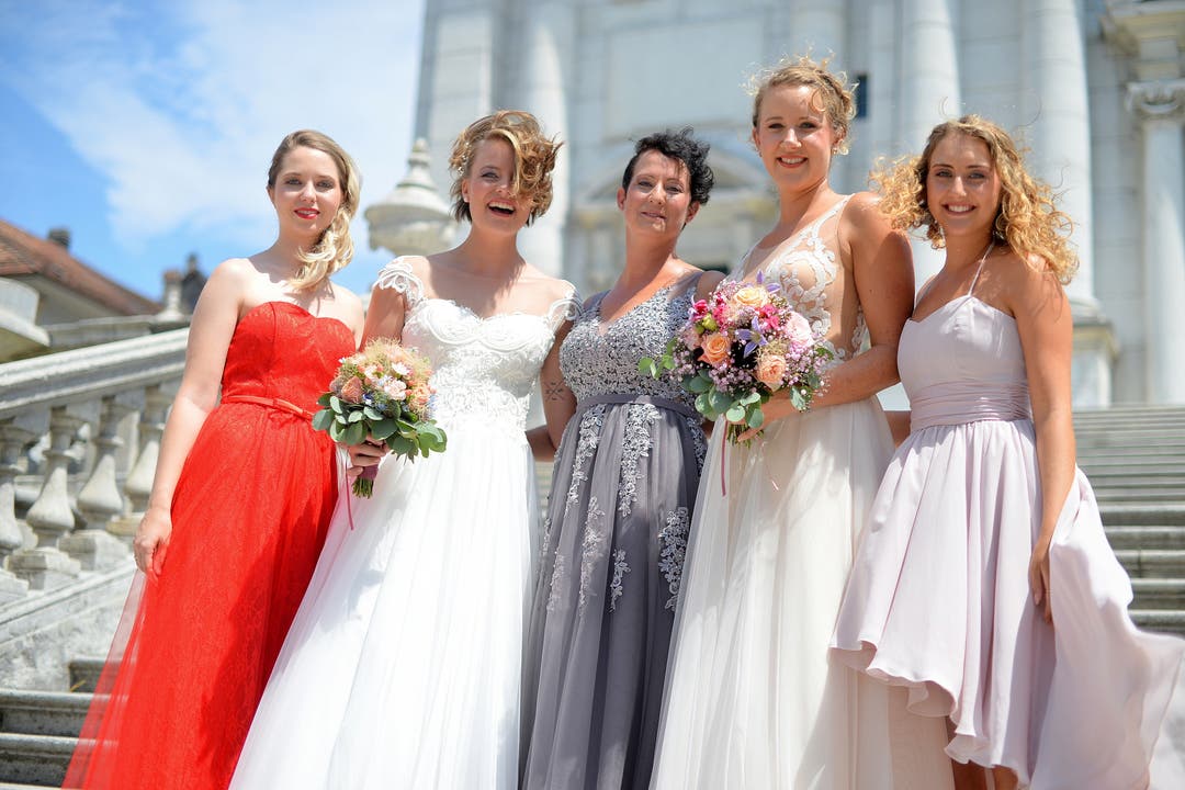  Die Models zeigen die festlichen Kleider von l'amore Brautmode. In der Mitte Silivia Hofer, welche die in den Ferien weilende Geschäftsinhaberin Patricia Tschanz vertritt.