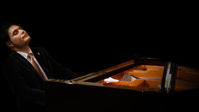 Ein wirbelnder Musikdarsteller – Pianist spielt mit dem Stadtorchester Solothurn