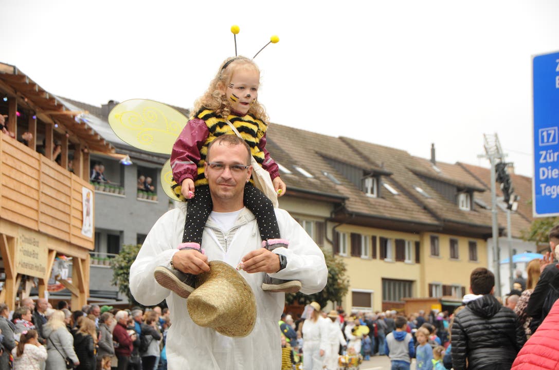 Bienenzauber im Chnopfhöck und in der Waldspielgruppe Ühlenäscht. (Sujet 20)