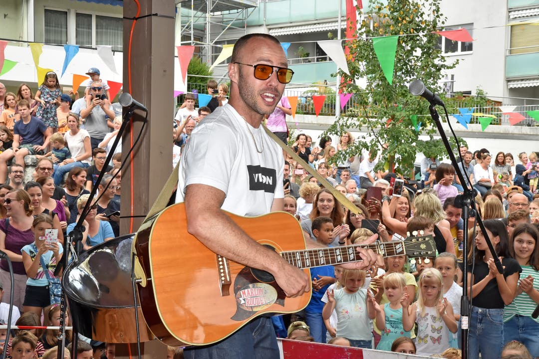 Der international bekannte Musiker Marlon Roudette, der in Wangen bei Olten wohnt, gab am Sonntagnachmittag ein halbstündiges Konzert auf dem vollbesetzten Vorplatz der beiden Alpschulhäuser.