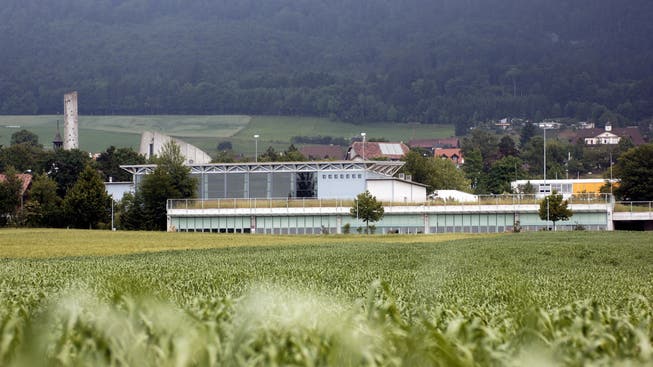 Im Bild sieht man das Werkhof-Feuerwehrgebäude und dahinter die Mehrzweckhalle von Lommiswil, dahinter kaum sichtbar das Schulhaus. Die Swisscom fragt die Gemeinde für einen Antennenstandort auf diesem Areal an.