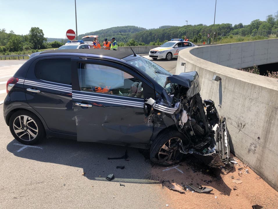 Pratteln BL, 7. Juni: Eine 50-jährige Autofahrerin krachte Frontal in die Innenlinienmauer des Hülftelkreisels. Sie erlag ihren Verletzungen kurze Zeit später im Spital.