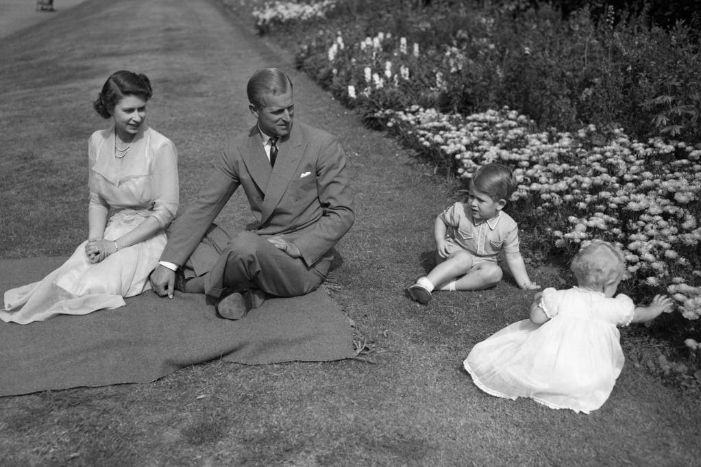 Familienplausch mit Charles und Anne im Sommer 1951. Wenige Monate später betrauert Elizabeth einen Todesfall...