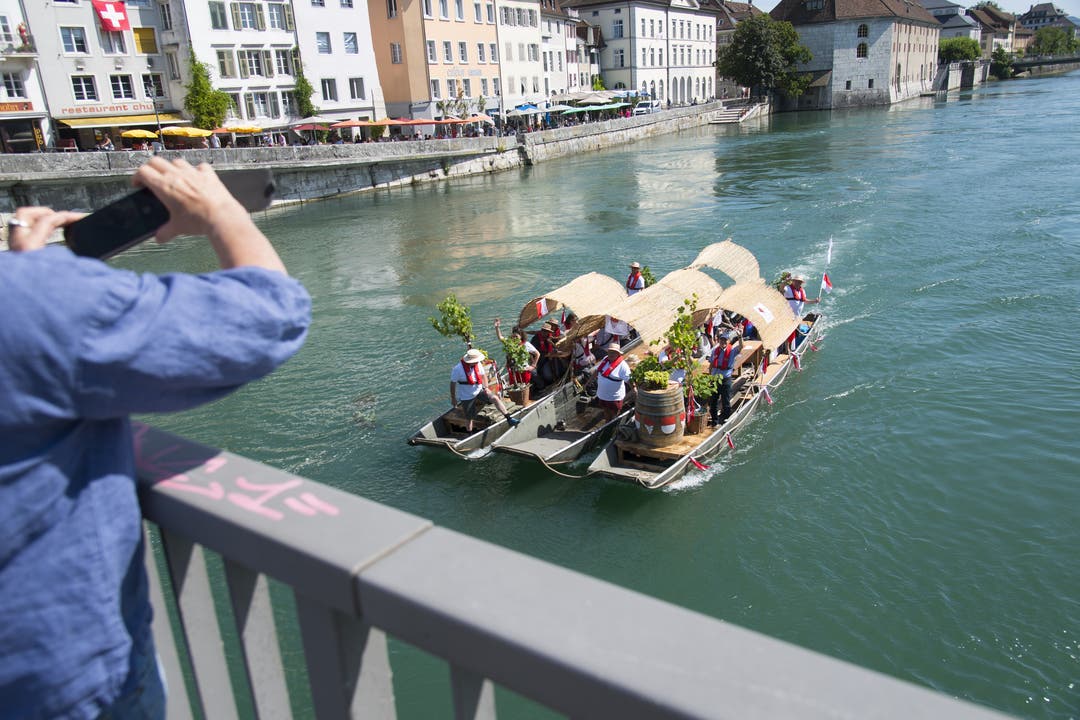 Das Weinboot fährt durch Solothurn