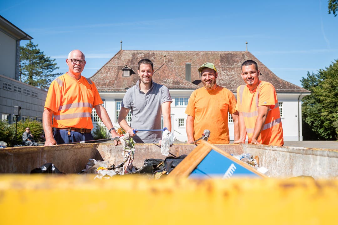 Clean up Day Gerlafingen: von links Martin Hager (Werkhofleiter-Stellvertreter), Philipp Heri (Gemeindepräsident), Michael Tschui und Korab Gashi (Werkhof).