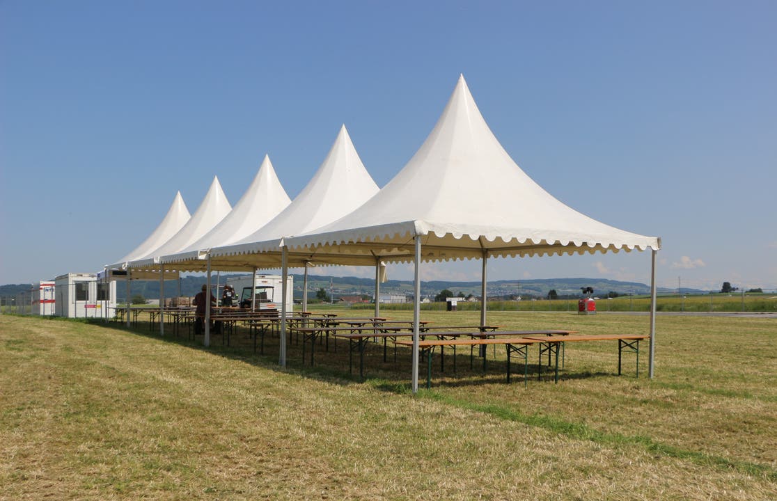 Schatten spende Zelte stehen seit Dienstag auf dem Birrfeld.