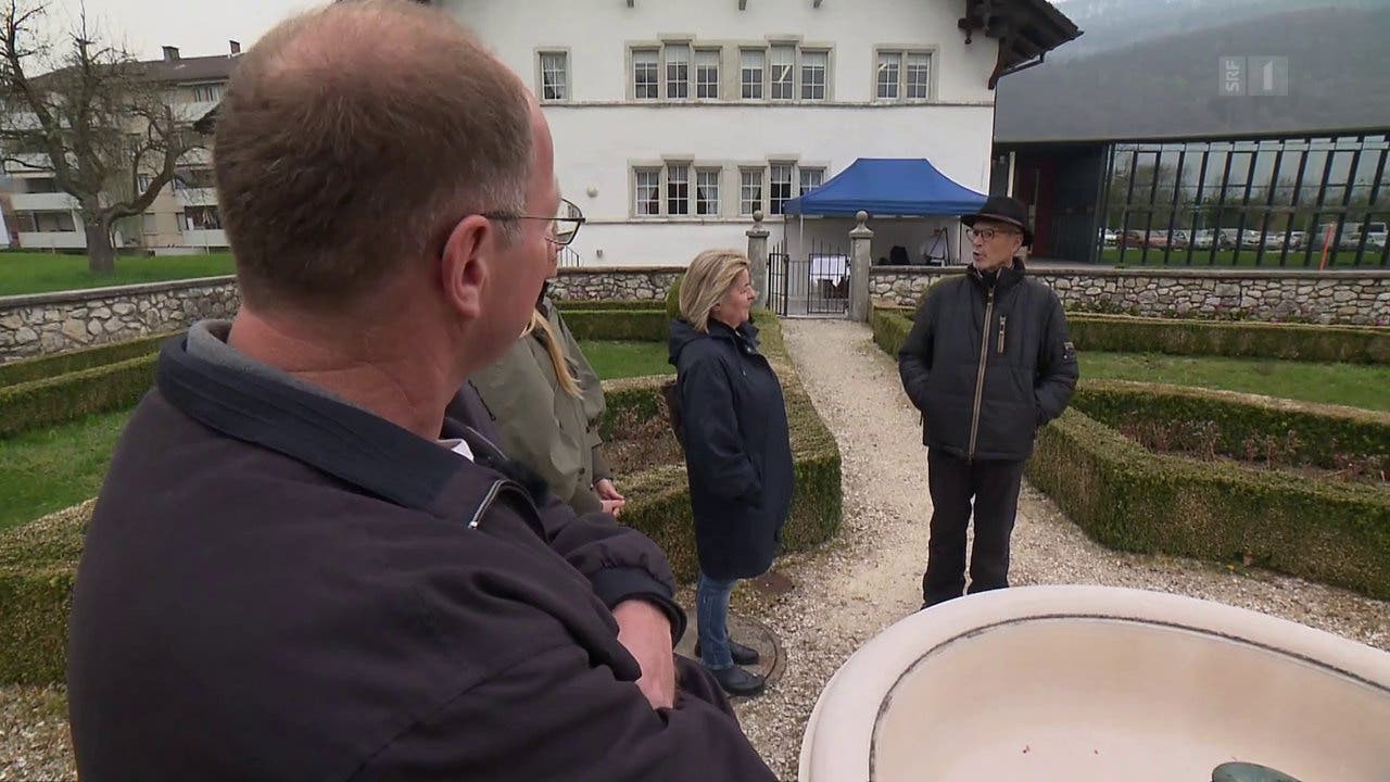 Louis Bischofberger begrüsst seine Gäste mit einem Apéro vor der «Alten Mühle» in Egerkingen.