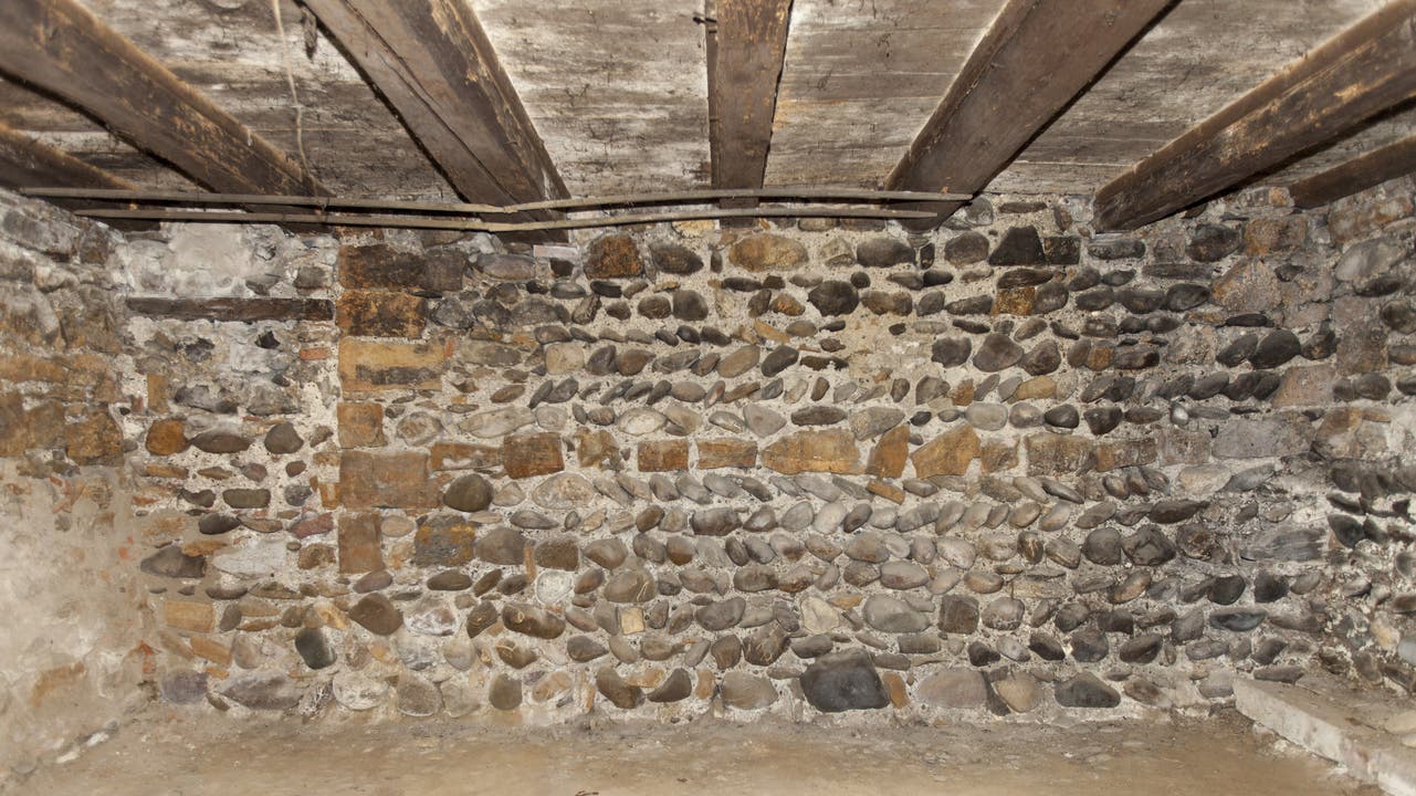 Die Kellermauer im mit dem auffälligen Ährenverband stammt aus dem 13. Jahrhundert.