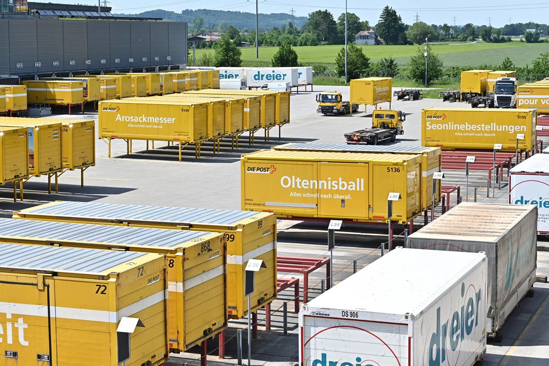 20 Jahr-Jubiläum Paketzentren der Post - Paketzentrum Härkingen Wortspiele auf den gelben Containern verdeutlichen, dass hier Päckli in ein grosses Gebiet der Schweiz geliefert werden.