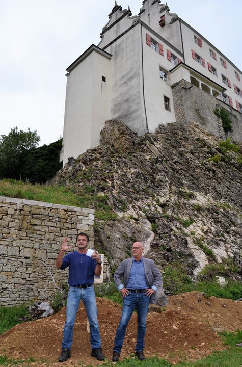 20 Jahre Stein um Stein aufgeschichtet Die Sanierung der 400-jährigen Bruchsteinmauern beim Schloss Kasteln in Oberflachs ist demnächst abgeschlossen; Bruno Stadler (l.) und Roland Fischer von der Stiftung Etuna, Hof Kasteln, bei ihrer Rede.