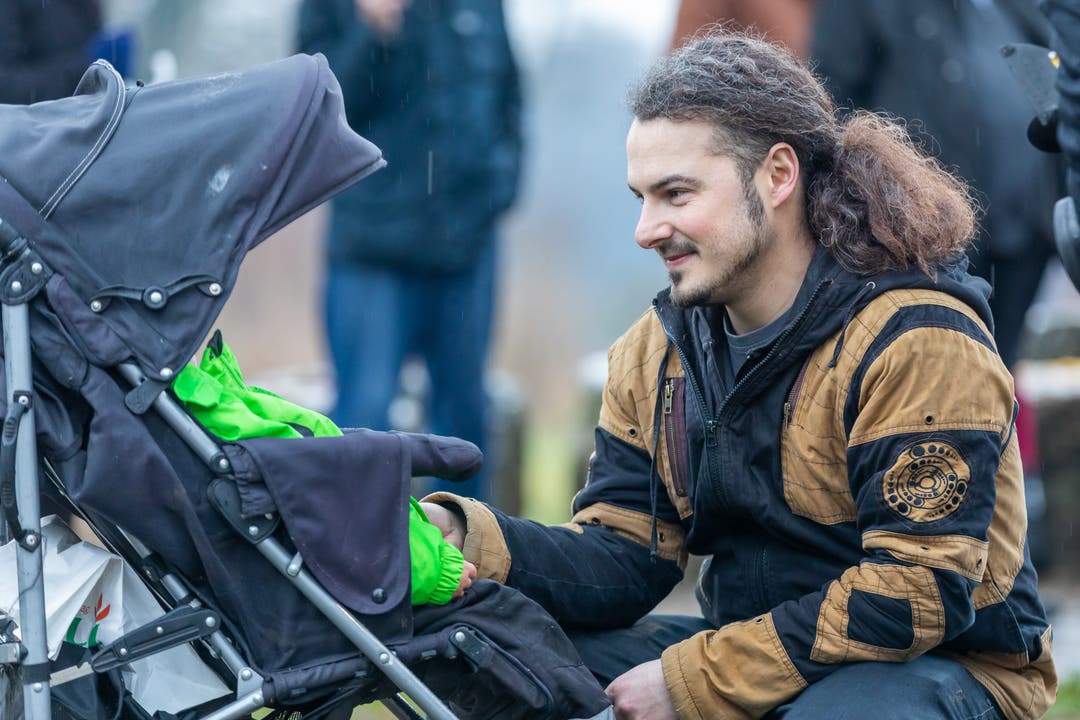 Hildis Sohn Ivor Rivola bei seiner Tochter im Kinderwagen.