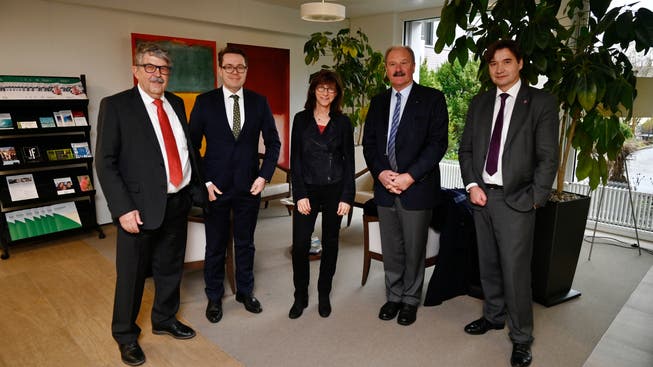 Von links: Willi Gyger (Verwaltungsratspräsident Solviva AG), Beni Würth, Heidi Hanselmann und Felix Sennhauser (Delegation St. Gallen) und Stadtpräsident François Scheidegger.