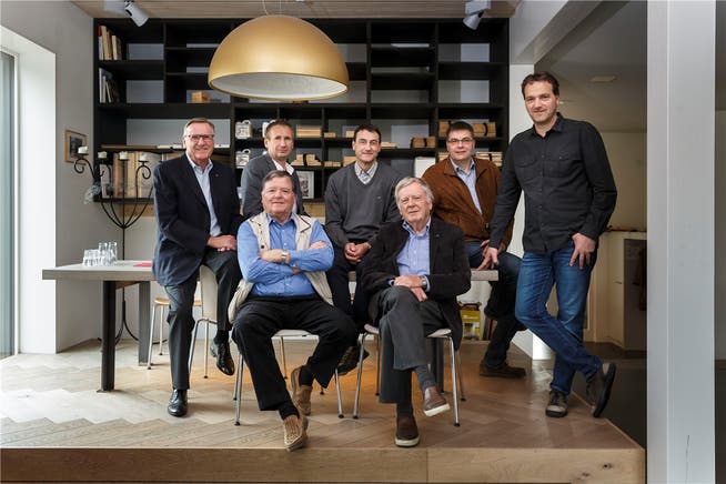 Sieben Männer und zwei Generationen der Firma Späti Holzbau AG. Vorne von links: Franz und Adolf Späti. Hinten von links: Hans, Philipp, Beat, Christoph und Thomas Späti.
