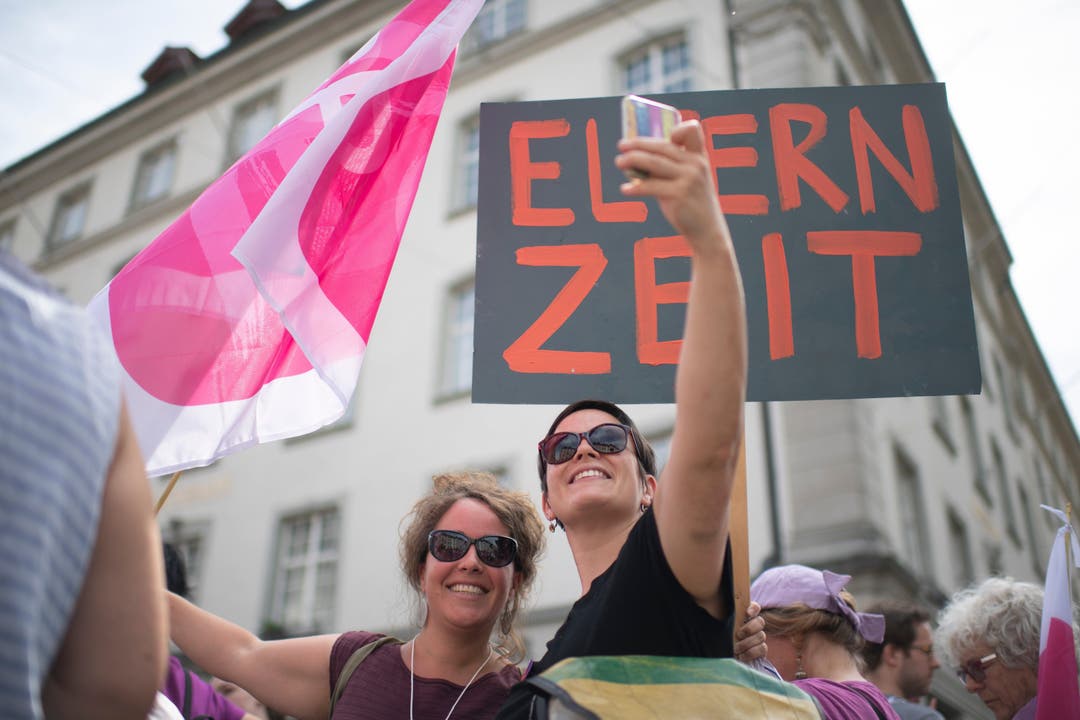 Zwei Frauen machen ein Selfie, an einer Kundgebung zum nationalen Frauenstreik, am Freitag, 14. Juni 2019, in St. Gallen.