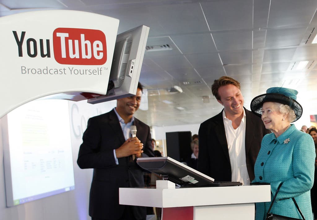 Die Queen und die neuen Medien: Bei einem Besuch im Google-Quartier 2008 in London zeigt sie sich erfreut, als sie ein Video auf den Youtube-Kanal des Königshauses hochlädt.