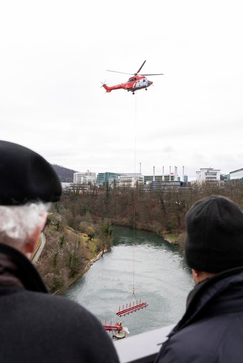 Fussgängersteg "Altes Wehr" über die Limmat in Obersiggenthal-Rieden wird mit Helikopter zusammengebaut
