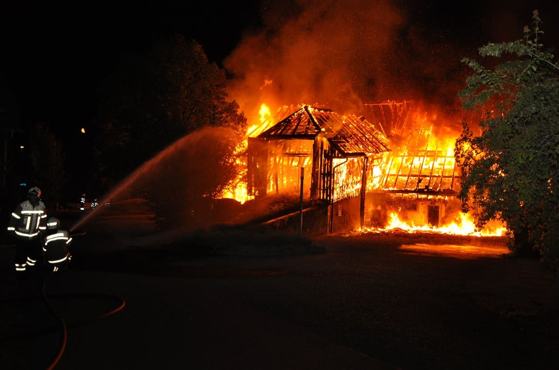 Aetingen SO, 24. Juli: Ein unbewohntes Bauernhaus geriet in Brand. Das durch Golf Limpachtal als Lager genutzte Gebäude wurde durch das Feuer komplett zerstört.