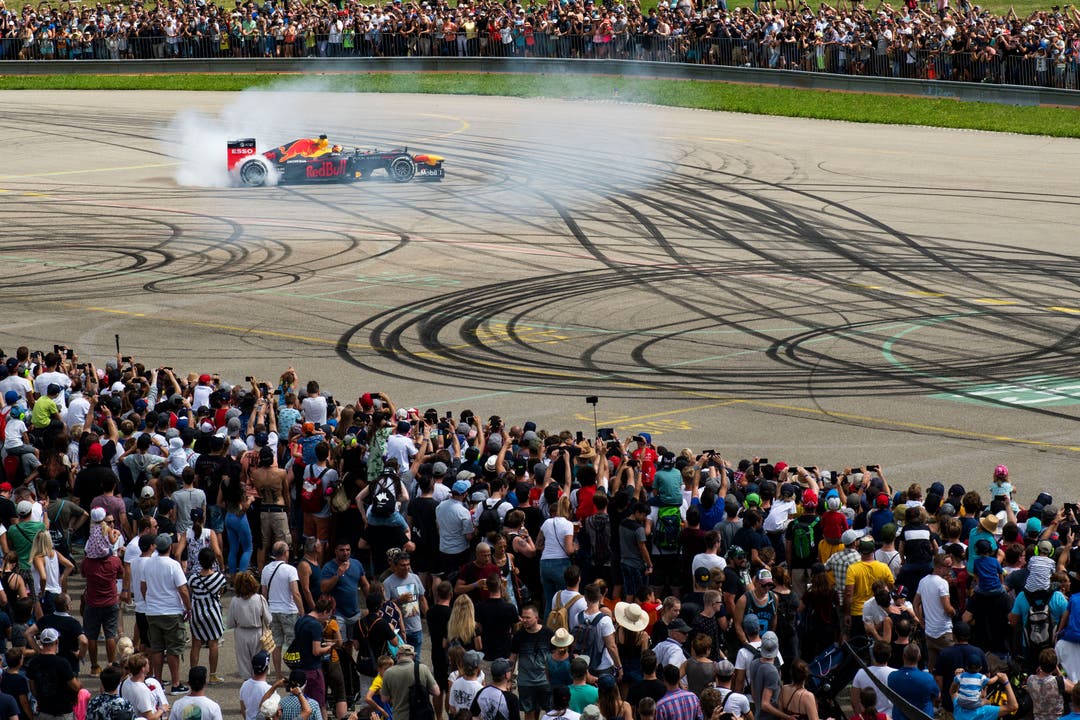 Sébastian Buemi (SUI) im Formel-1-Auto von Aston Martin Red Bull Racing