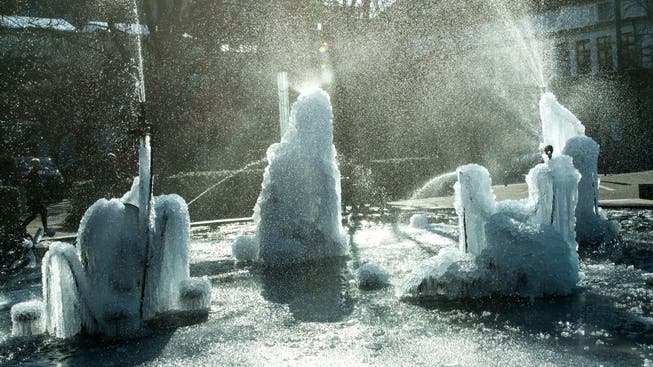 Der Tinguelybrunnen ist im Winter extremen Wetterbedingungen ausgesetzt. (Archivbild)