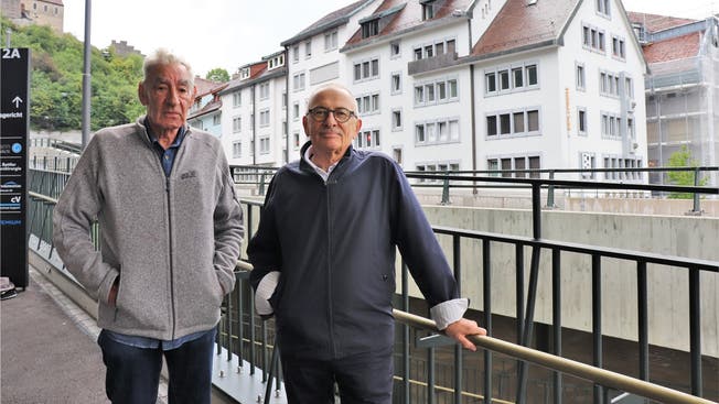 Heinz Müller (l.) und Walter Obrist fordern, dass die Kosten für die Schäden an ihren Häusern (Hintergrund) übernommen werden.