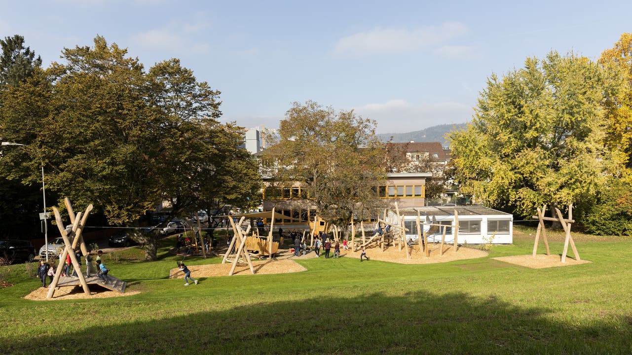 Der öffentliche Spielplatz ist für Kinder verschiedenen Alters gestaltet.