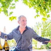 Gilles Wannaz, Winzer, Gastgeber und Multitalent: «Ich koche wie meine Mutter und keltere Wein wie mein Vater.» Früher hat es sich auch schon um das Bühnenbild von Stephan Eicher gekümmert. (zvg)